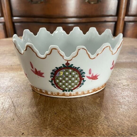 Petite vintage scalloped cachepot with regal design - Picture 1 of 5